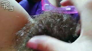 Mėgėjų draugei, su gauruotas pūlingas masturbates priešais veidrodį