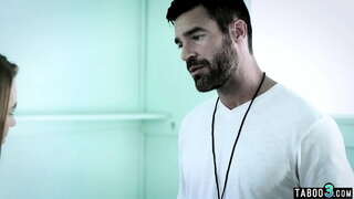 ���่ารังเกียจที่รักในเครื่องแบบเซ็กซี่ pleasing ของเธออาจารย์ใหญ่ดิ๊ก