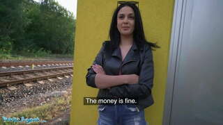 Publikoa Agente Hot Babe Fucks Cash Tren Geltokian