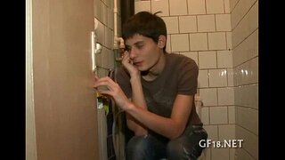 Berniukas sėdi ir žiūri