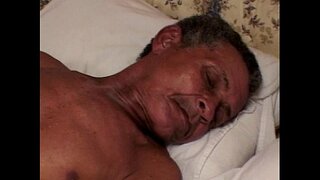 Mzee kupata baadhi ya mafuta pussy