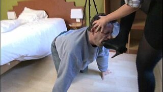 مالکن بنانے مرد بندوں چاٹنا اس کی اونچی ایڑیوں کے بل پھر جوتے