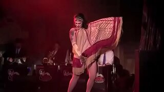 Danny Dizel , o isə Daniel Kolby çıxış edir , Bustout Burlesque new orleans .