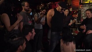 Euro brunetė vergas kai kurios juosta padarė lyžis ir čiulpti gaidys