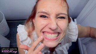 Inför Knulla långt ner i halsen för Unga Babe och Cum på Tänderna för Rengöring