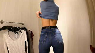 WOW! Chica caliente con tetas pequeñas vestirse la camiseta y blusas en público vestuario 4K 60Fps