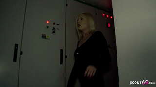 Підліток швидко сосе мій член в знак подяки після вечірки - Німецький любительський секс