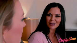 Stepmom Erakusten Alaba Nola Izan Lesbian Sex