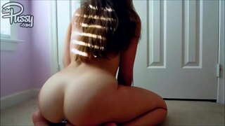 Dildo کے ، اتارنا fucking قالین پر گھر میں